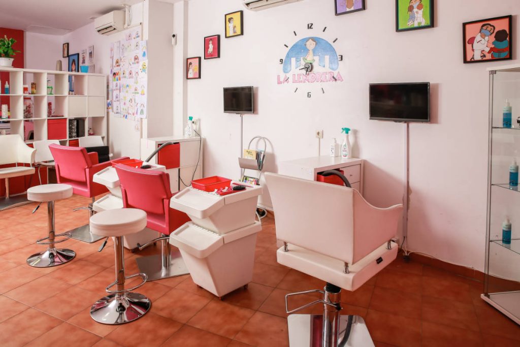 Sala de tratamiento con puestos individuales de trabajo